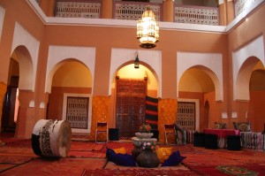 Patio interior de la Kasbah Tifoultoute en el sur de Marruecos